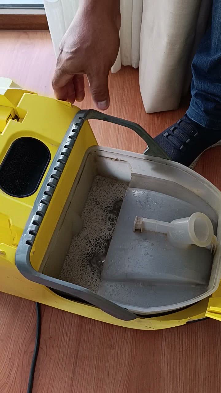 Tanque de recuperación con el agua sucia extraída de un mueble durante el lavado