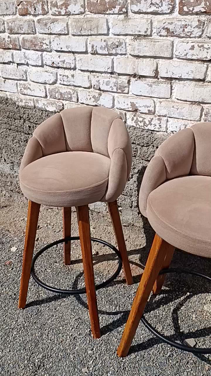 Sillones y butacas tapizadas limpias tras el servicio