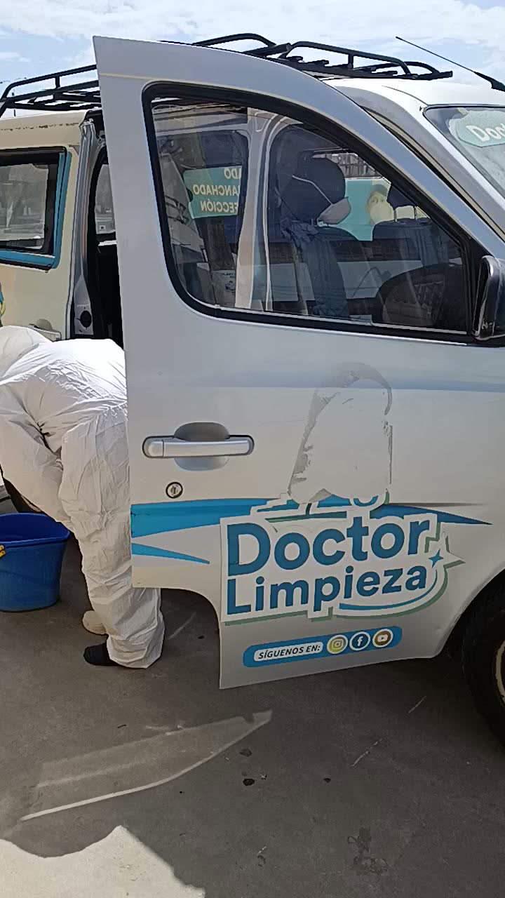 Movilidad rotulada de Doctor Limpieza Chiclayo