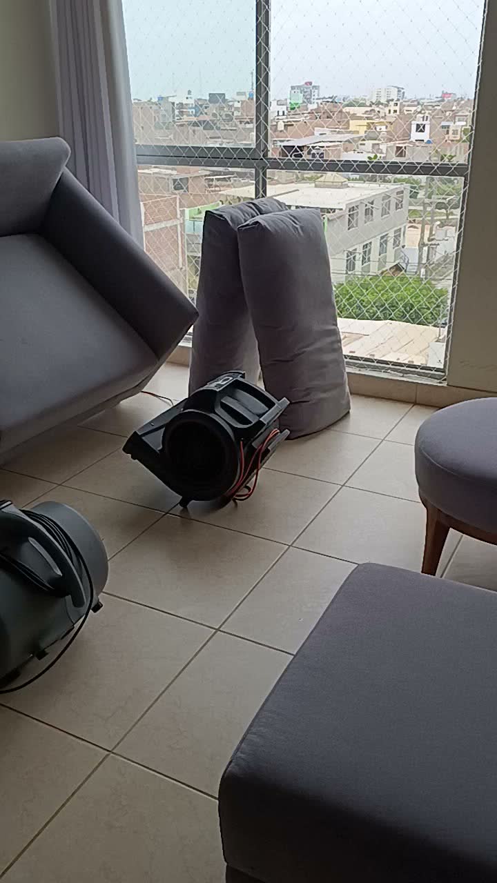 Sofá desmontado secando con turbinas