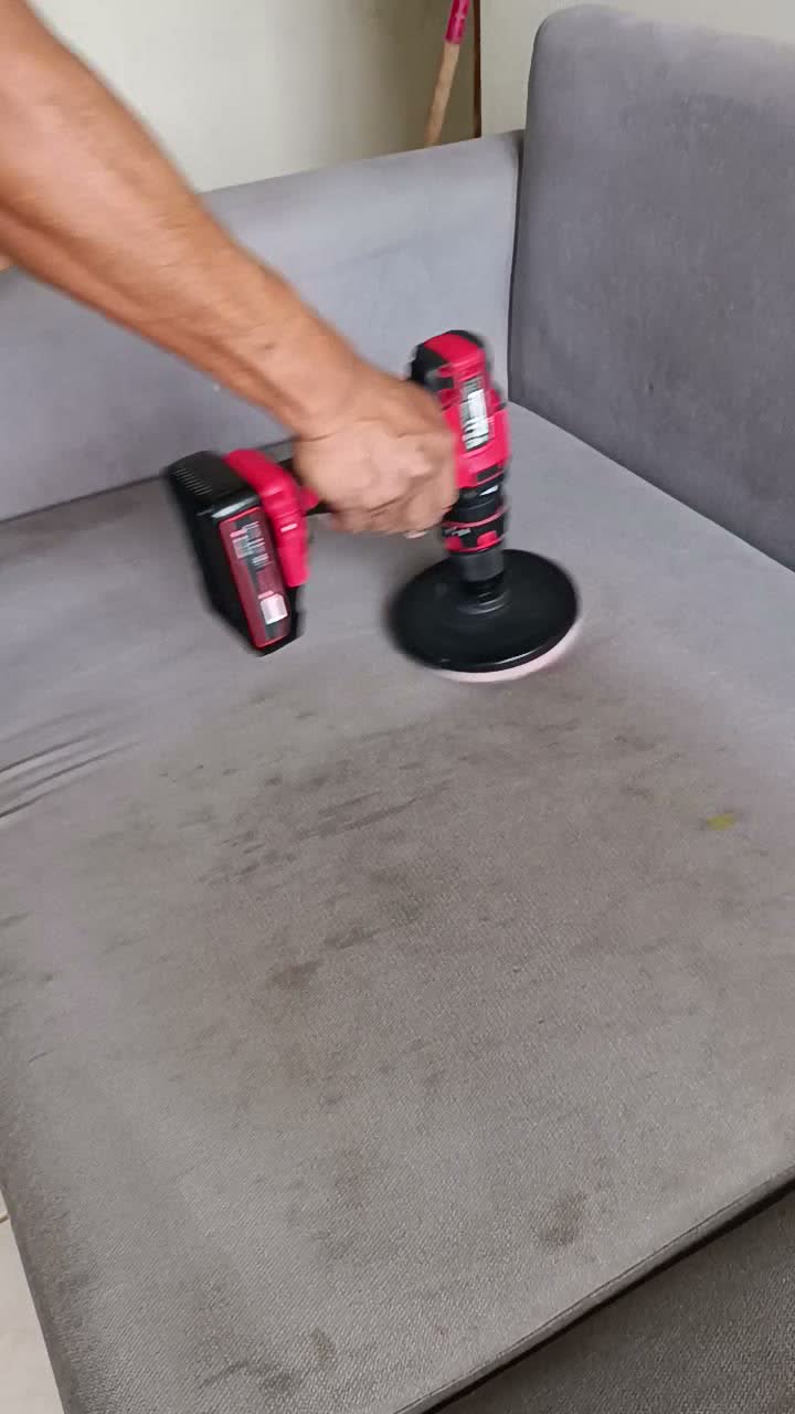 Técnico de Doctor Limpieza lavando un sofá con cepillo rotativo en un domicilio de Chiclayo